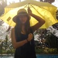 Nadia Vega Gunakan Payung Saat Lakukan 'Ice Bucket Challenge'