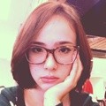 Selfie Pamela Bowie dengan Pose Cemberut