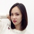 Cantiknya Pamela Bowie dengan Sweater Putih
