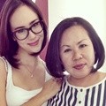 Pamela Bowie Berfoto Bersama Ibunya