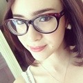Pamela Bowie Terlihat Imut Memakai Kacamata