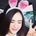 Pamela Bowie Terlihat Lucu Memakai Bando Kelinci