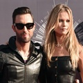 Adam Levine dan Behati Prinsloo di Red Carpet MTV Video Music Awards 2014