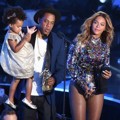 Beyonce Knowles Ditemani Jay-Z dan Blue Ivy Raih Piala Video Vanguard Award