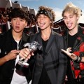 5 Seconds of Summer Raih Piala Best Lyric Video