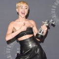 Miley Cyrus Raih Piala Video of the Year