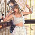 Taylor Swift Tampil Nyanyikan Lagu 'Shake It Off'