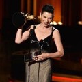 Julianna Margulies Raih Piala Outstanding Lead Actress in a Drama Series