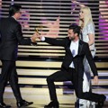 Adam Levine dan Gwen Stefani Berikan Piala Outstanding Variety Series Pada Stephen Colbert