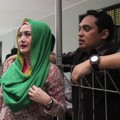 Eddies Adelia Saat Mendampingi Suami Menjalani Sidang Lanjutan