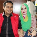 Eddies Adelia Saat Mendampingi Suami Menjalani Sidang Lanjutan