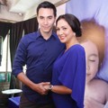 Darius Sinathrya dan Donna Agnesia di Talkshow Mengenai Gejala BayiGede dalam Keluarga