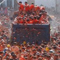 Panitia Lemparkan 130 Ton Tomat Saat Festival La Tomatina 2014