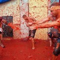 Serunya Para Peserta Saling Melempar Tomat