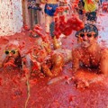 Peserta Festival Berfoto dengan Tubuh Penuh Tomat