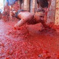 Peserta Festival Asyik Berenang di Jus Tomat