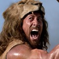 Hercules Saat Kenakan Topi Kepala Singa