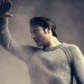 Mads Mikkelsen dengan Sweater Rancangan Louis Vuitton