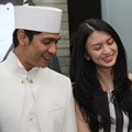 Adi Nugroho dan Donita Fitting Baju Pengantin