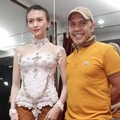 Donita Fitting Baju Pengantin