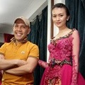 Donita Fitting Baju Pengantin