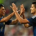 Enzo Perez dan Erik Lamela Rayakan Gol Kedua Argentina