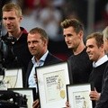 Per Mertesacker, Hansi Flick, Miroslav Klose dan Philipp Lahm Menerima Penghargaan