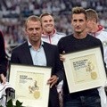 Per Mertesacker, Hansi Flick, Miroslav Klose dan Philipp Lahm Menerima Penghargaan