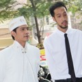 Adi Nugroho  Ditemani Thomas Nawilis Sebelum Akad Nikah Dimulai