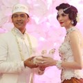 Adi Nugroho Serahkan Mas Kawin pada Donita