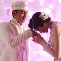 Donita Mencium Tangan Adi Nugroho