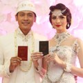 Adi Nugroho dan Donita Pamerkan Buku Nikah