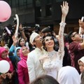 Adi Nugroho dan Donita Lakukan Prosesi Pelepasan Balon