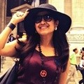 Liza Natalia Pose di Depan Perpustakaan New York