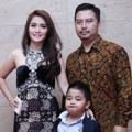 Vega Darwanti Sekeluarga Hadir di Resepsi Pernikahan Adi Nugroho dan Donita