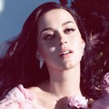 Katy Perry Cantik Kenakan Gaun Chanel