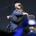 Bono dan CEO Apple Tim Cook Usai Penampilan U2