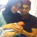 Shireen Sungkar dan Teuku Wisnu Menggendong Anak Pertama Mereka