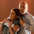 Gia Mantegna Sebagai Beth dan Bruce Willis Sebagai Omar