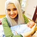 Zaskia Sungkar Menggendong Keponakannya