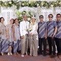 Fitri Tropica dan Irvan Hanafi Berfoto Bersama Pendamping Pernikahan