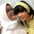 Fitri Tropica Berfoto bersama Ibunya Sebelum Prosesi Siraman