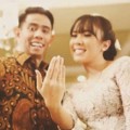 Fitri Tropica dan Irvan Hanafi Pamerkan Cincin Lamaran