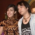 Alex Rudiart Temani Novita Dewi Fitting Gaun Pengantin