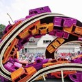 Sebuah Karya yang Berbentuk Kemacetan Jalan Tampil di Zundert Flower Parade 2014