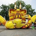 Replika Kepiting Hadir di Zundert Flower Parade 2014