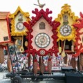 Karya Bentuk Jam Dinding Meriahkan Zundert Flower Parade 2014