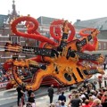 Karya yang Berbentuk Gurita-Gitar Hadir di Zundert Flower Parade 2014