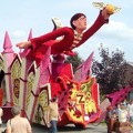 Replika Harry Potter Saat Menangkap Golden Snitch Tampil di Zundert Flower Parade 2014