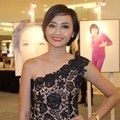 Deasy Noviyanti di Pameran Foto Jerry Aurum Bertajuk 'On White'